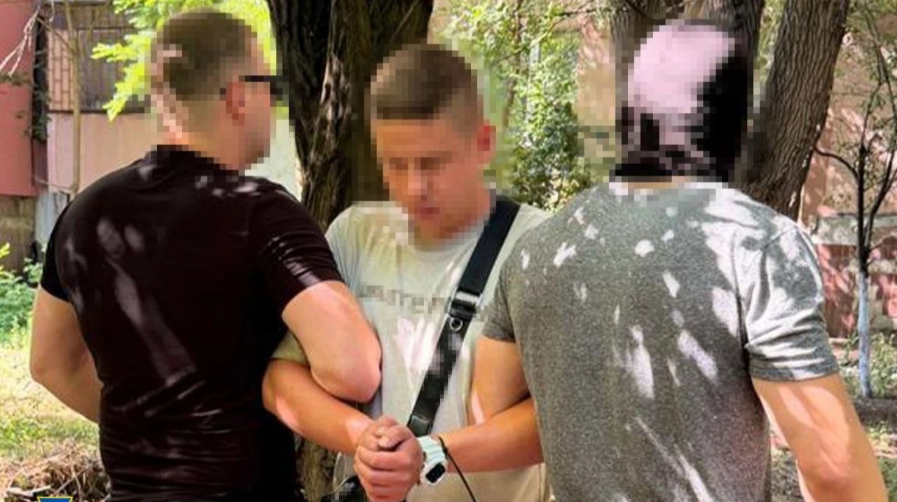 Співробітники СБУ під час затримання агента у Дніпрі та вилучене обладнання Starlink