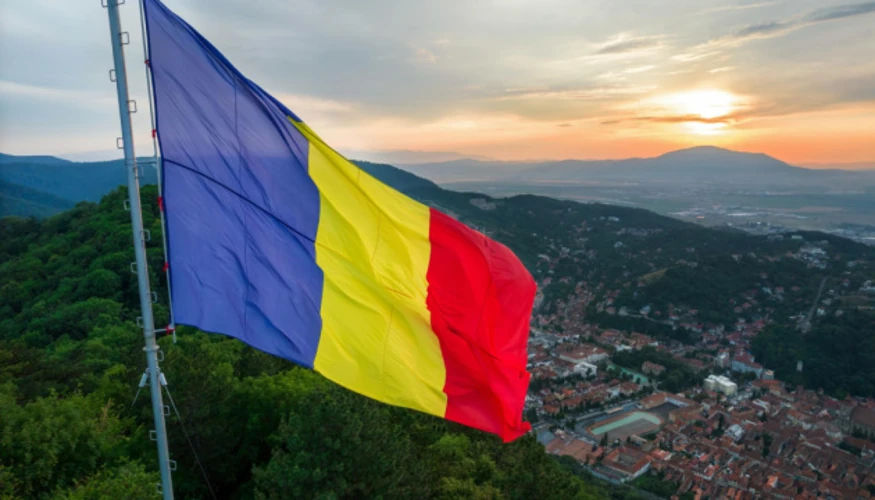 Будівля МЗС Румунії в Бухаресті та уламки збитого безпілотника, надані відомством