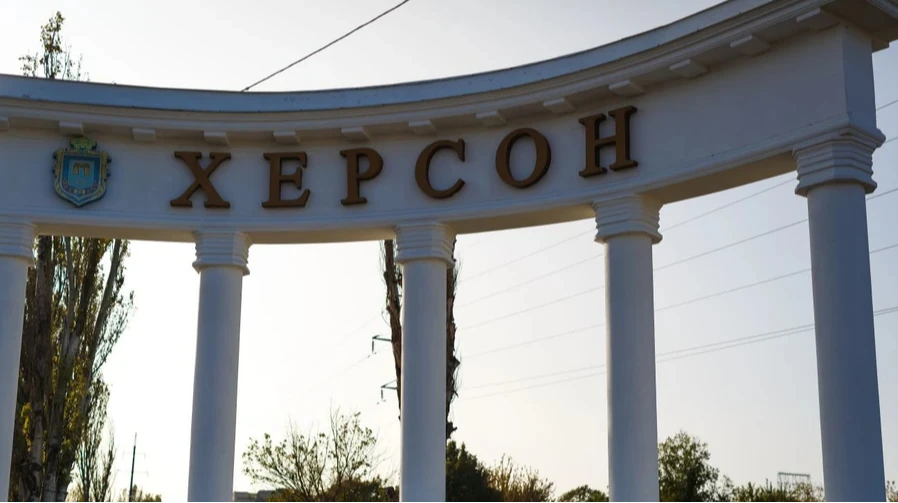Пошкоджений хлібовоз із великим написом «ХЛІБ» після удару безпілотника в Херсоні