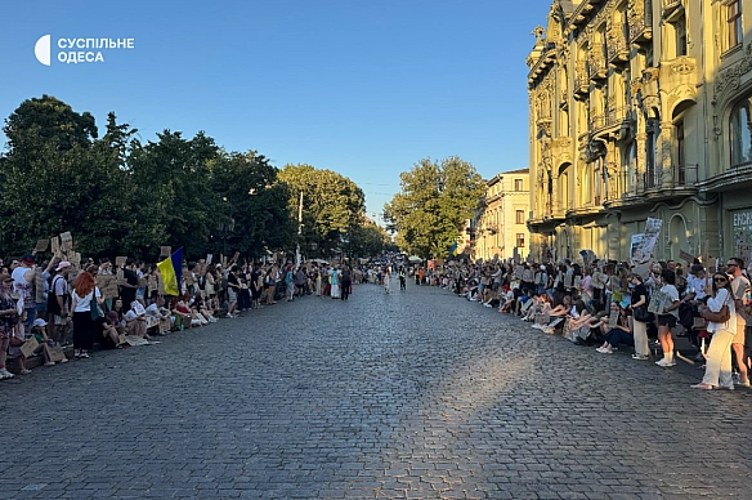 Натовп мітингувальників із прапорами України, УПА та Євросоюзу біля театру імені Івана Франка в Києві