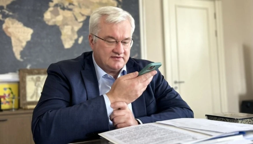 Андрій Сибіга під час телефонної розмови