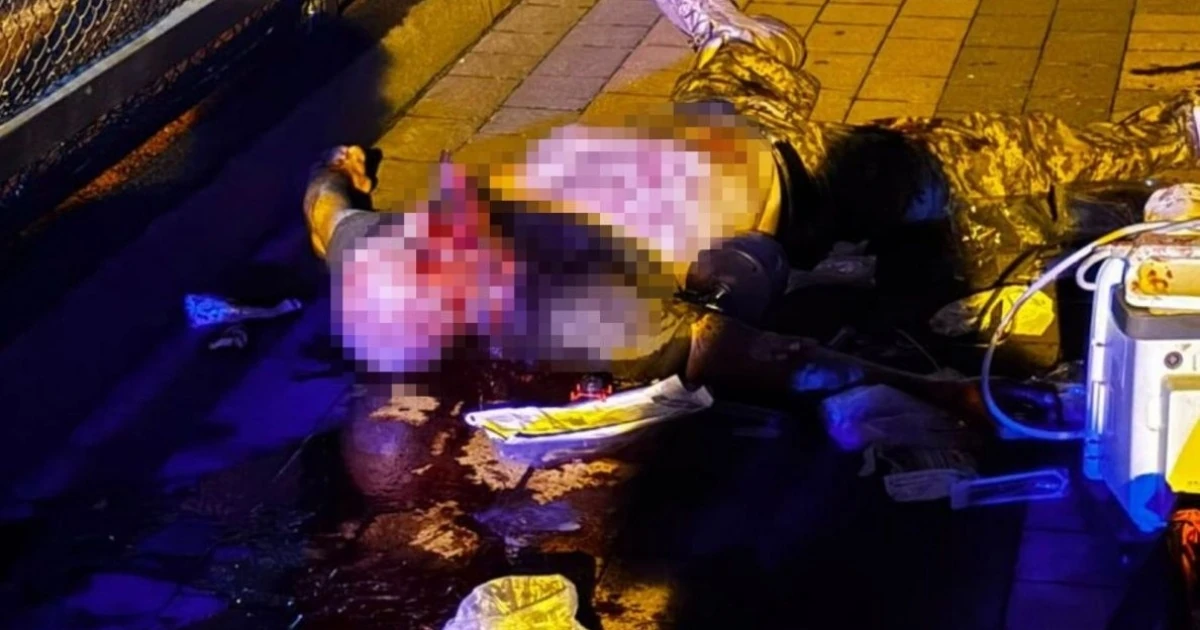 Територія школи на вулиці Степана Бандери у Львові поряд із правоохоронцями після ножового нападу на співробітника ТЦК