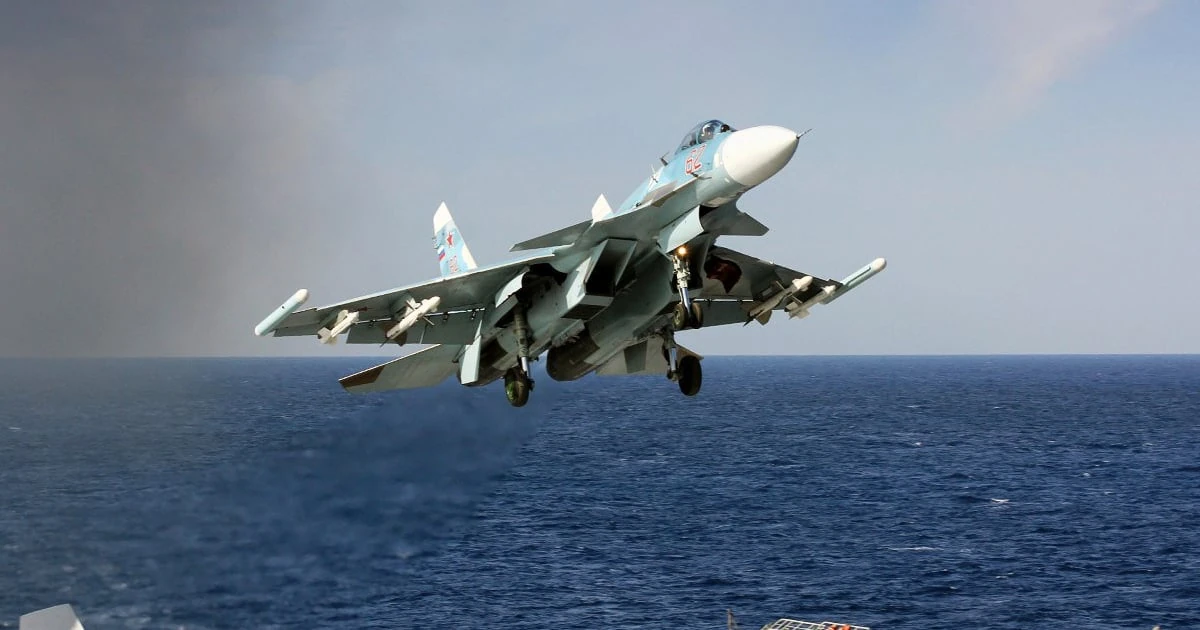 Російський винищувач Су-33 на аеродромі