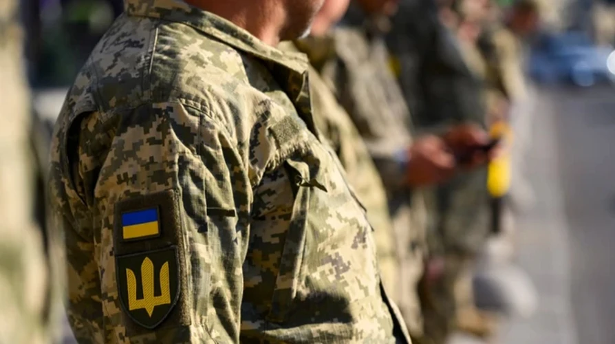 Роман Костенко на тлі будівлі Верховної Ради під час засідання комітету з нацбезпеки та оборони