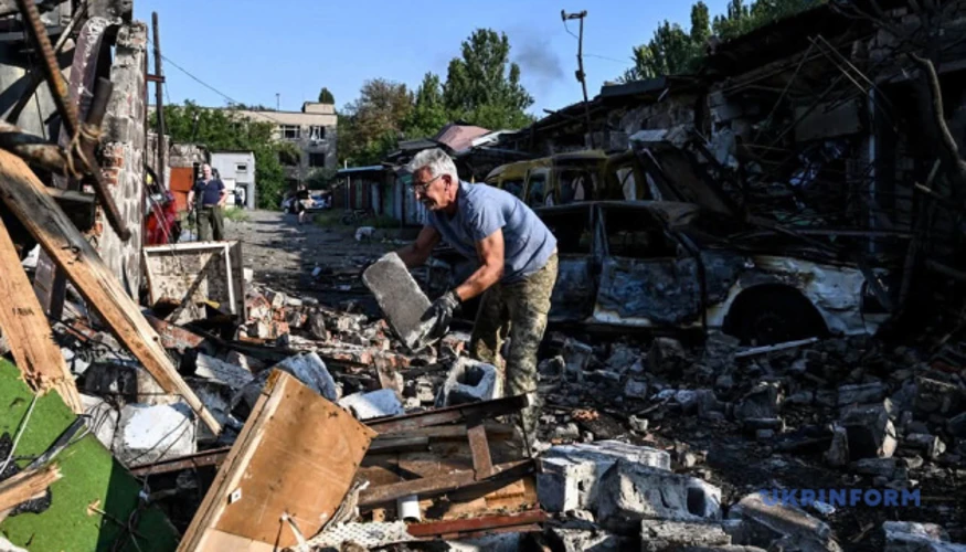 Рятувальники ліквідовують наслідки нічного ракетного удару 11 серпня 2026 року в Запоріжжі
