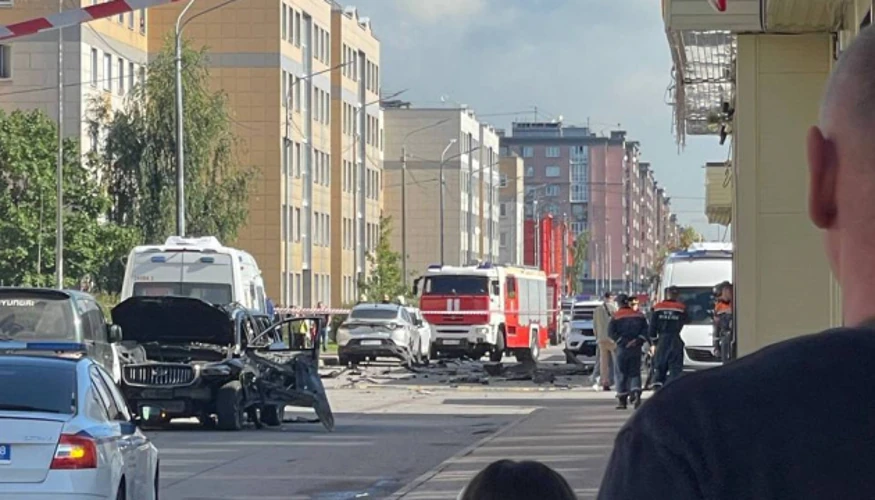 Пошкоджений автомобіль на місці вибуху на Колпінському шосе в районі Шушари, Санкт-Петербург