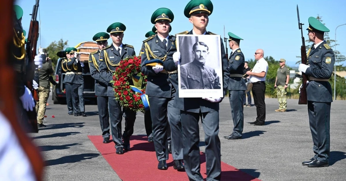 Труна з прахом Євгена Коновальця, зустрінута на КПП «Ужгород»