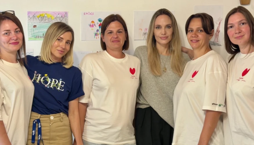 Анджеліна Джолі під час відвідування підземних приміщень у Харкові