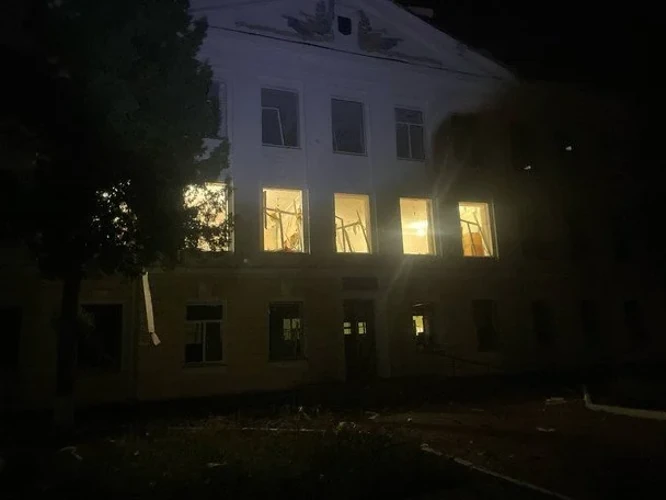 Пошкоджені внаслідок нічної атаки дронів об'єкти інфраструктури у Конотопі