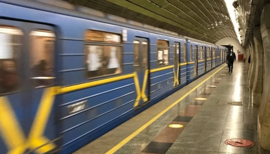 Потяг «зеленої» гілки Київського метрополітену на наземній ділянці, Південний міст