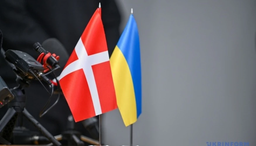 Державний прапор Данії поряд із символікою протиповітряної оборони