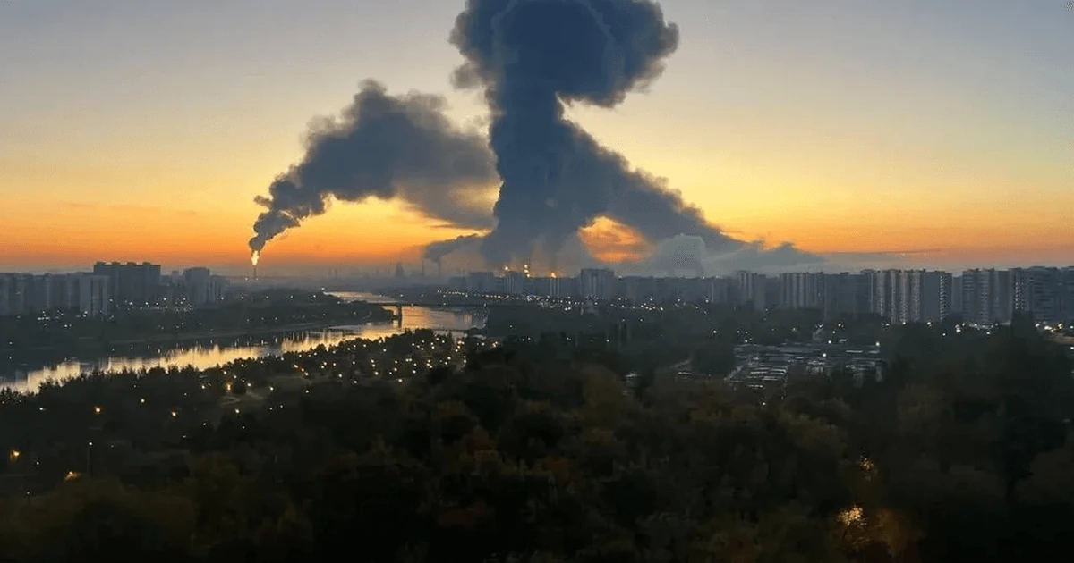 Дим над Московським НПЗ після удару українських безпілотників у ніч на 20 вересня 2026 року