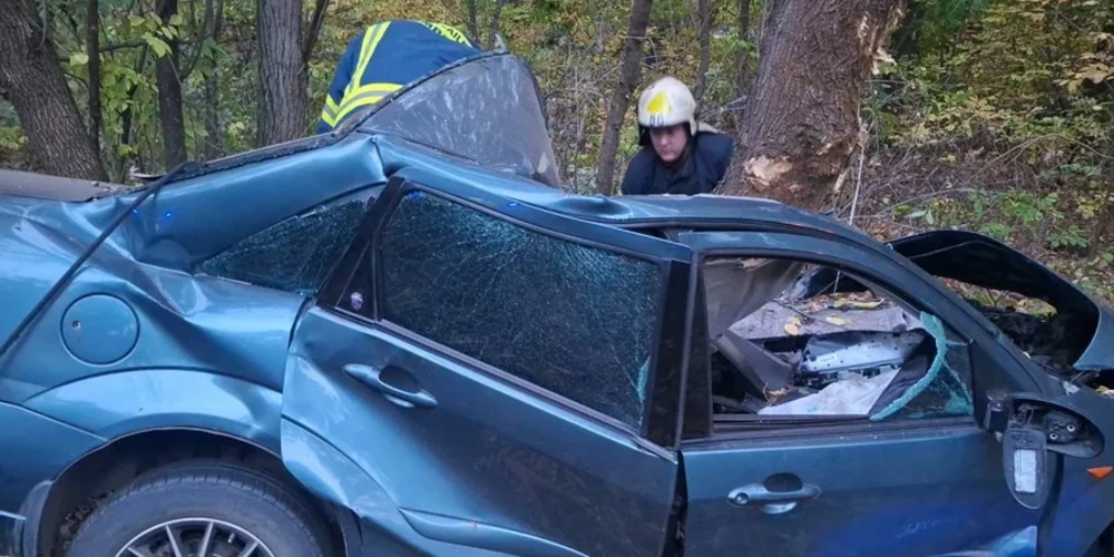 Пошкоджений автомобіль на узбіччі біля Нової Водолаги на Харківщині