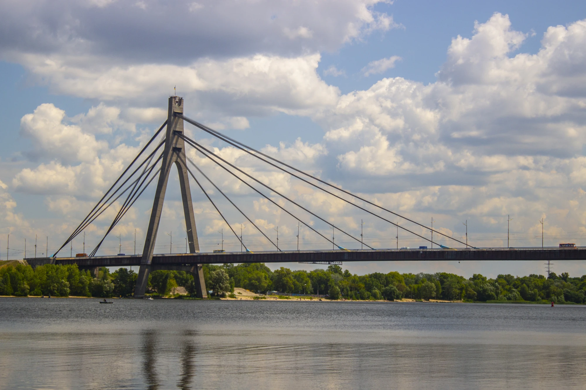 Північний міст у Києві з пошкодженим дорожнім полотном і контактною тролейбусною мережею
